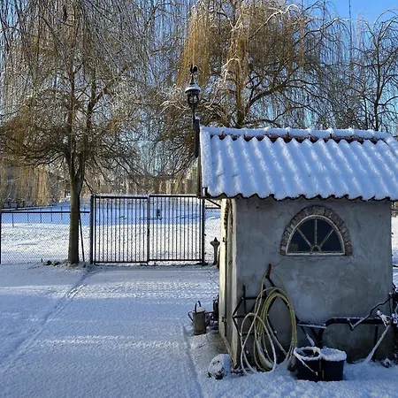 Dom wakacyjny Cozy In With Garden